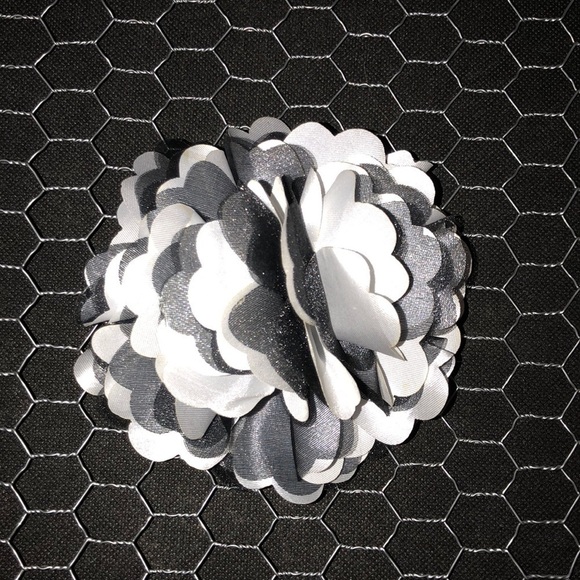 Icing Flower Hair Accessory - Picture 2 of 3